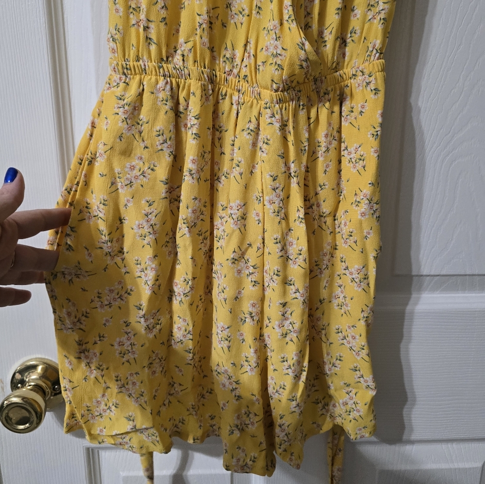American Eagle Wrap Front Open Back Romper, Yellow Floral Print, Tie Waist, EUC! - Picture 4 of 15